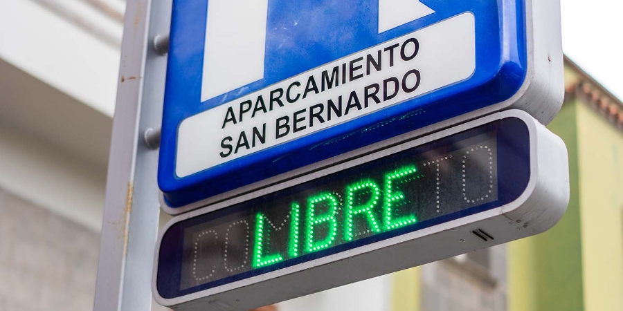 San Bernardo activa el sistema de guiado de plazas inteligente 