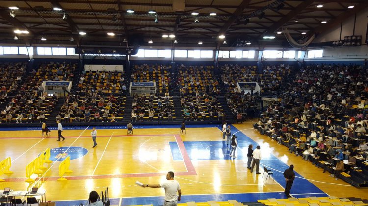 Más de 1.700 aspirantes a controladores llenan el Centro Insular de Deportes