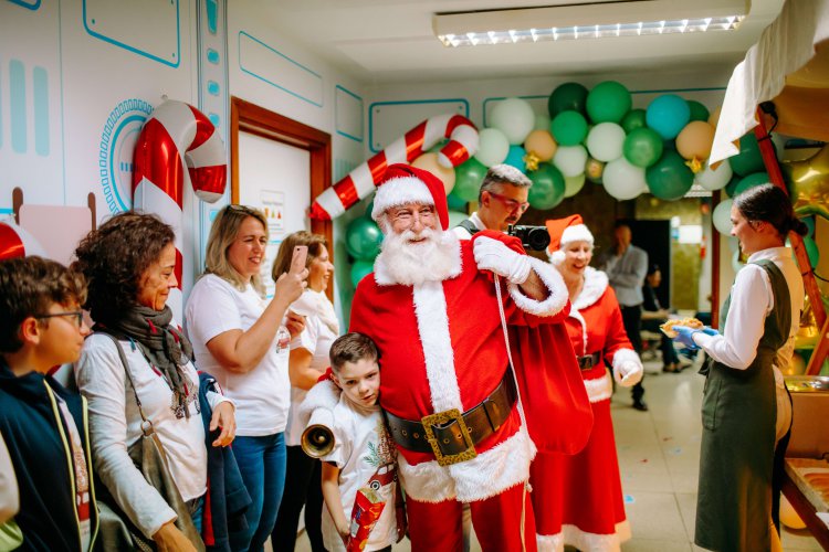 Papá Noel vuelve a llenar de ilusión el Materno Infantil gracias a Pequeño Valiente y SAGULPA