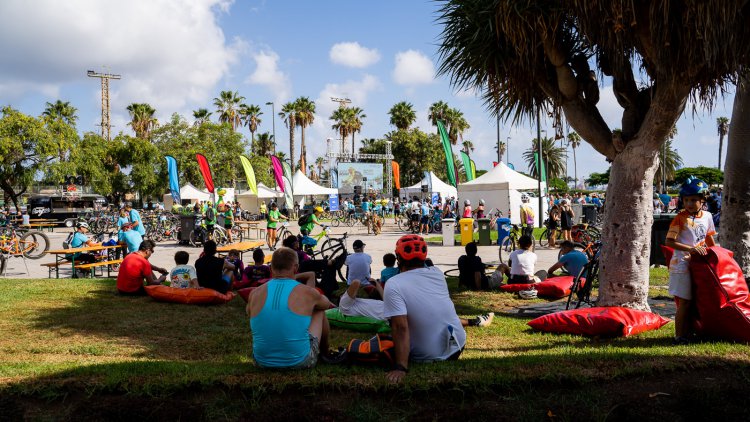 Miles de personas pedalean por una movilidad más sostenible en la Fiesta de la Bici de Las Palmas de Gran Canaria  